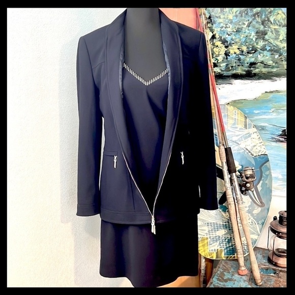 Escada Dresses & Skirts - 🎉HP🎉Escada,”True Luxury”,Black V-Neck wStriped Edging,Masterfully Designed